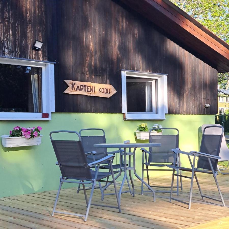 Kapteni Suvekodu Laulasmaa Buitenkant foto
