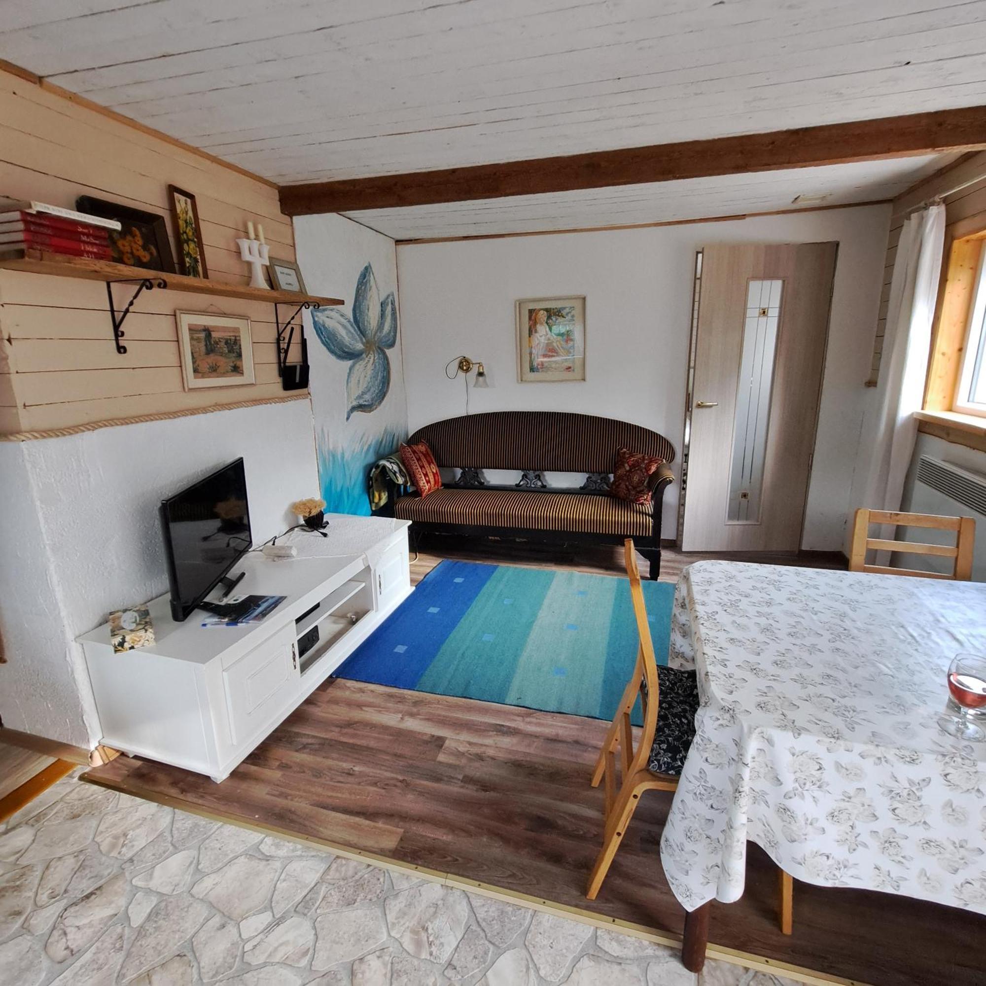 Kapteni Suvekodu Laulasmaa Buitenkant foto